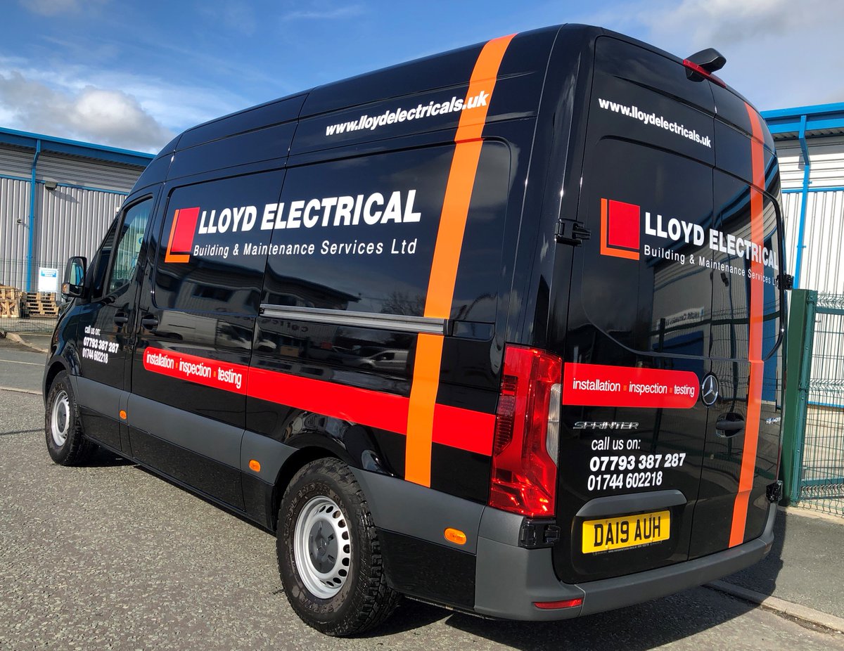 NeilSignsLtd's tweet image. These colours look great on this black Sprinter.