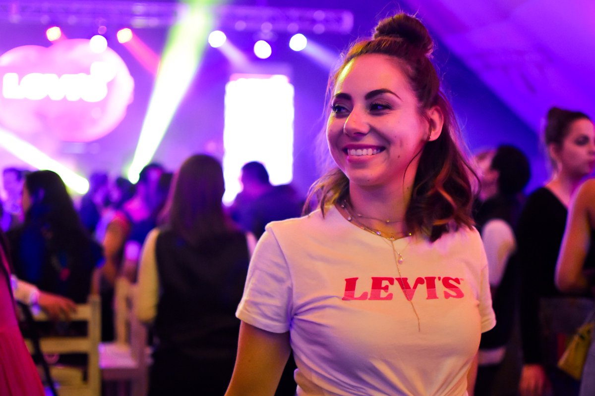FestDeFrente's tweet photo. #LadiesInLevis disfrutando del ambiente de #FestivalDeFrente. ✌️ https://t.co/TAosT5xKEt