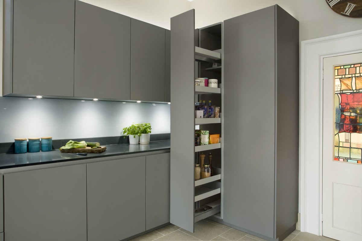 The owners of this prestigious country house in one of the finest parts of Hertfordshire (UK) wanted a modern but classic look for their #kitchen. The team of #Poggenpohl Hampstead seamlessly blended the handle-less +SEGMENTO collection with the classic AGA range cooker.