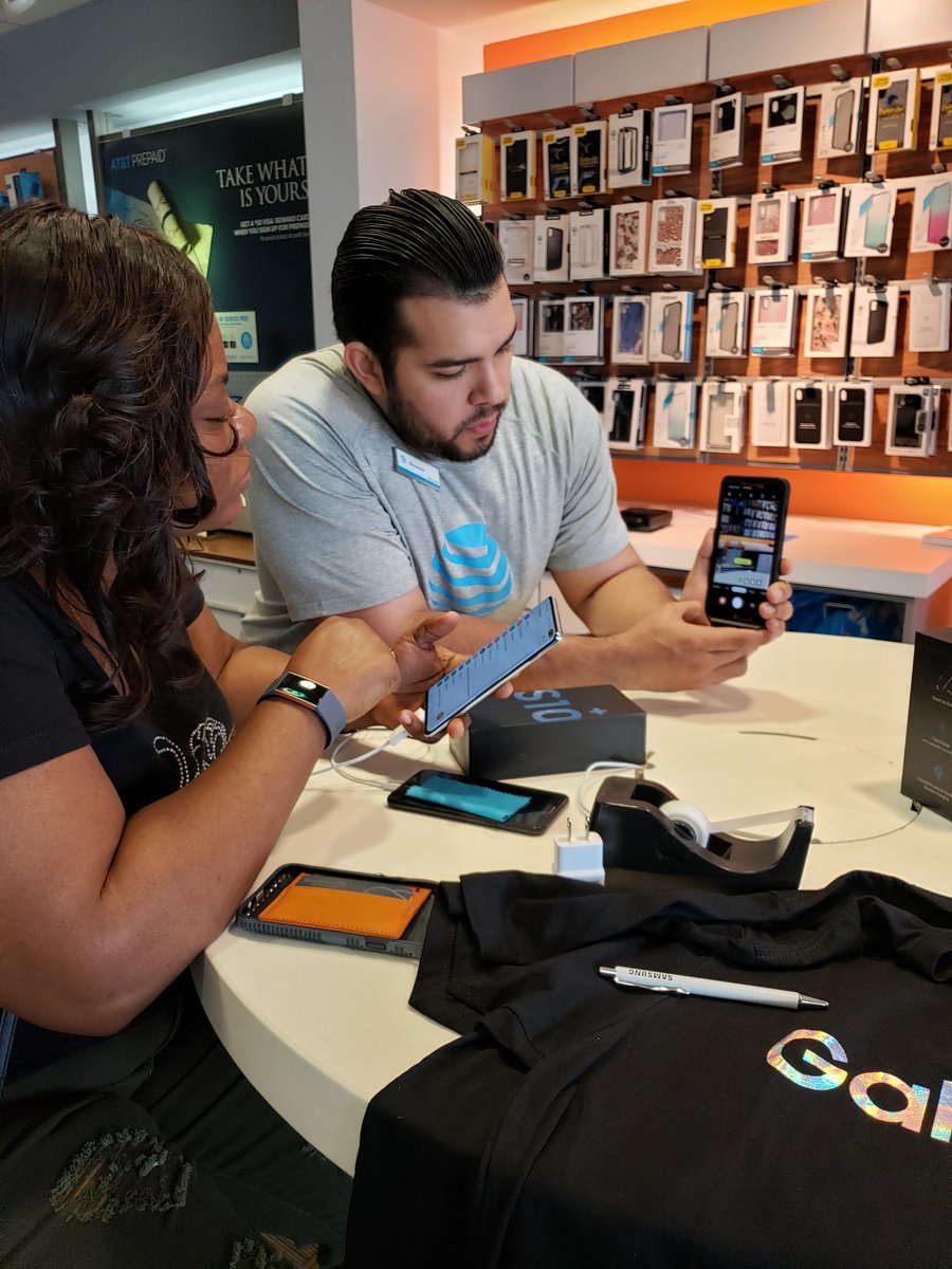 sandra_samsung's tweet photo. #LaunchS10Knowledge #4 RSA Alexander demoing live focus to a customer @Krivs14 @mrentas258 https://t.co/raXDiKeLfw