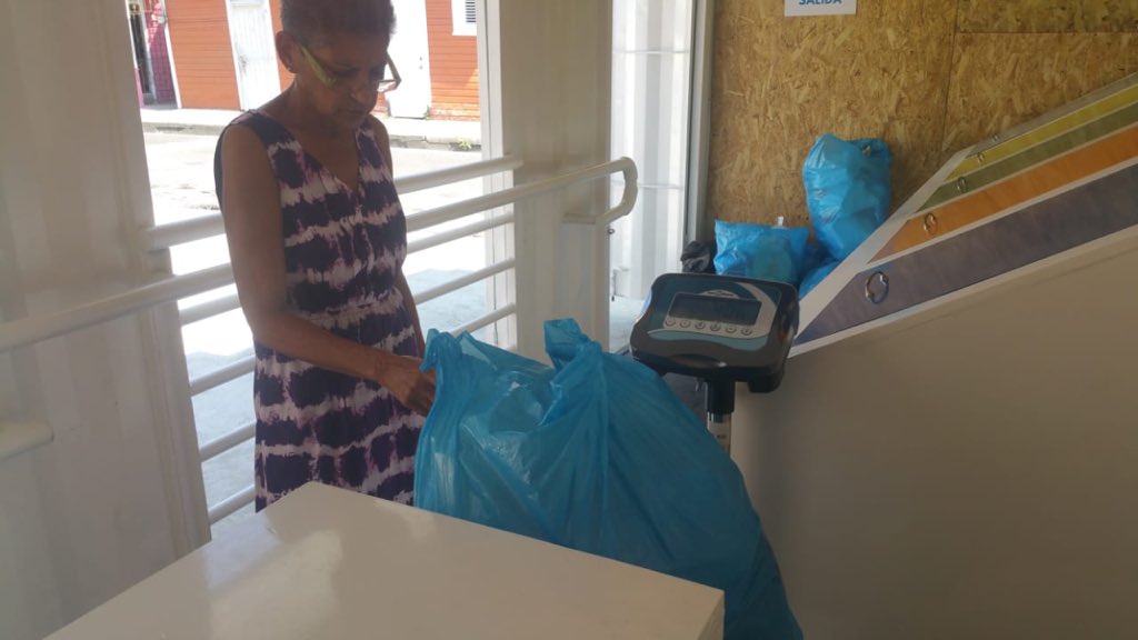 SDLCResiliente's tweet photo. ¡La mañana ha sido muy activa, cargada de materiales inorgánicos! 
Comunidades de Stgo. legan al #PuntoVerdeDidáctico de #LosPepines de @AlcaldiadeStgo
El Colegio @cepointsantiago se une y envía camioneta llena. 
¡Gracias por aportar al reciclaje!

#SantiagoReciclaConElCorazón https://t.co/Su2s3sedEQ