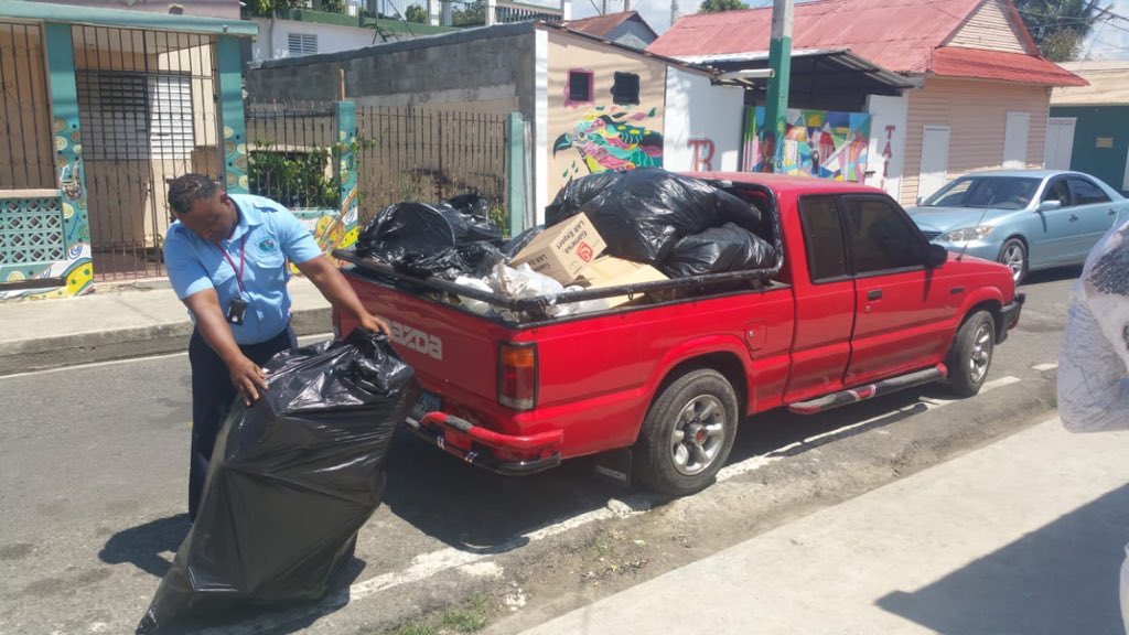 SDLCResiliente's tweet photo. ¡La mañana ha sido muy activa, cargada de materiales inorgánicos! 
Comunidades de Stgo. legan al #PuntoVerdeDidáctico de #LosPepines de @AlcaldiadeStgo
El Colegio @cepointsantiago se une y envía camioneta llena. 
¡Gracias por aportar al reciclaje!

#SantiagoReciclaConElCorazón https://t.co/Su2s3sedEQ