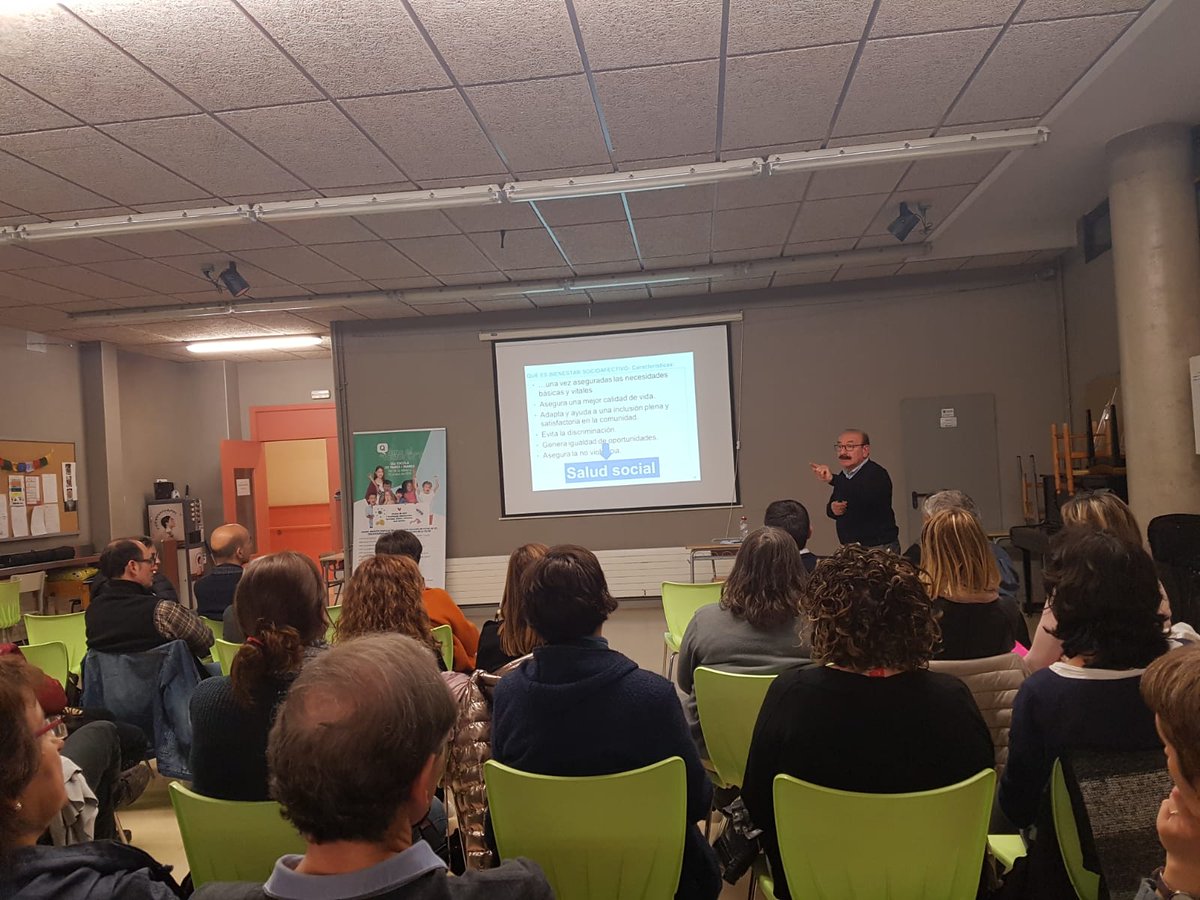 SantTomas_'s tweet photo. L'escola l'Estel de @SantTomas_ va acollir ahir una xerrada, a càrrec d'Eduardo Brignani, emmarcada dins del cicle de xerrades de la 12a Escola de Pares i Mares. Una jornada dinàmica, participativa i interessant, on van assistir-hi unes 50 persones. #FactorQ #EscolaEstel https://t.co/urtN6EC7RF