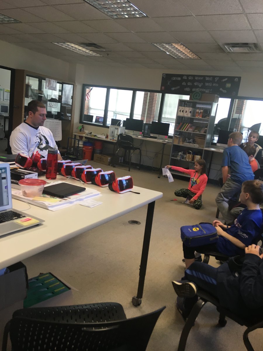 MsGWTech's tweet photo. Ss @skokie36 involved in Student Tech Team planning innovative missions with @edtechboyer #skpride #we36 #innovation https://t.co/2SvPX50o6r