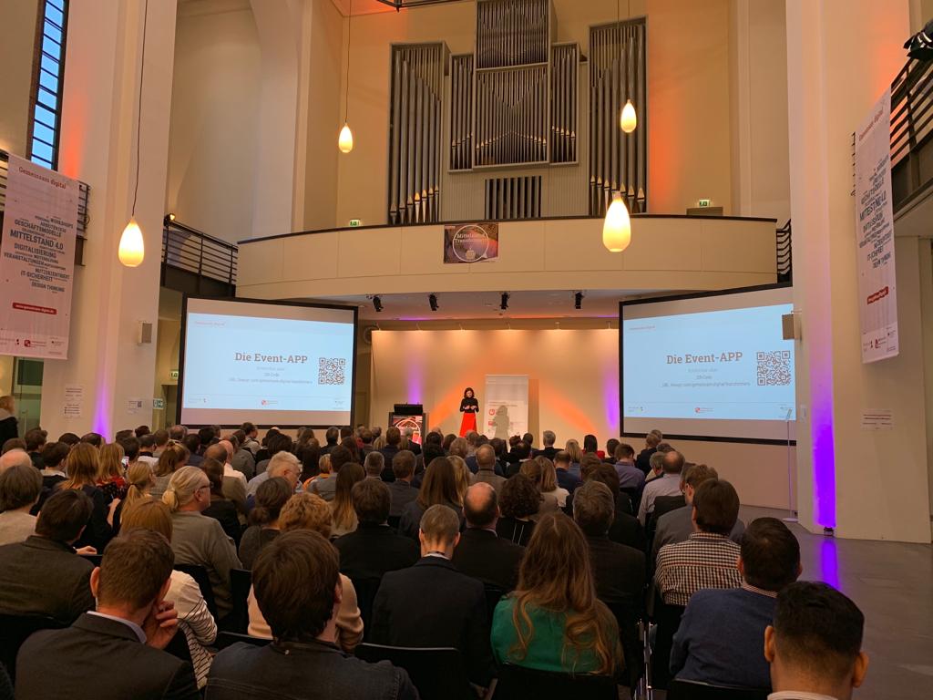 DigitalZBerlin's tweet photo. Unsere Leiterin @AlexandraHorn14 eröffnet unser #Event #MittelstandVonMorgen und stellt @_GemeinsamDigit, gefördert vom @BMWi_Bund vor. Wir gehen der Frage nach, wie kann ich als Mittelständler mein Geschäftsmodell zukunftsfest machen? Danke für das große Interesse! https://t.co/HTgXOB6WH6