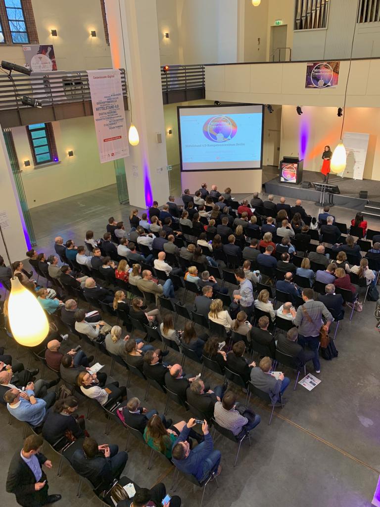 DigitalZBerlin's tweet photo. Unsere Leiterin @AlexandraHorn14 eröffnet unser #Event #MittelstandVonMorgen und stellt @_GemeinsamDigit, gefördert vom @BMWi_Bund vor. Wir gehen der Frage nach, wie kann ich als Mittelständler mein Geschäftsmodell zukunftsfest machen? Danke für das große Interesse! https://t.co/HTgXOB6WH6