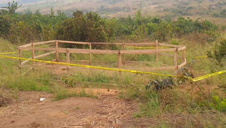 ida_sawyer's tweet photo. #RDC: Il y a quatre ans, dans la nuit du 18 au 19 mars 2015, les forces de sécurité ont creusé secrètement une fosse commune à la lisière d’un cimetière à #Maluku, près de Kinshasa, et y ont enterré plusieurs centaines de corps @hrw_fr https://t.co/CcFV786XsD [1/7] https://t.co/BqPIf51DqP