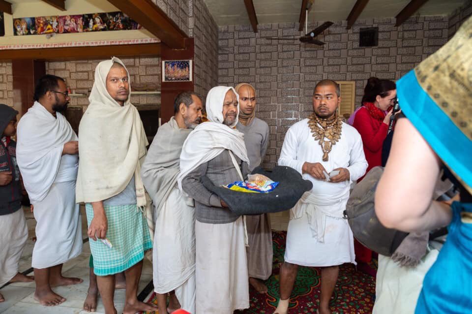 radhe_kunj's tweet photo. A special blessed day of Gift Giving to Babajis, residing humbly &amp; lovingly on the sacred grounds of Radha Kunda. 

By the inspiration &amp; guidance of Srila Gurudeva &amp; Vaishnavas, the Devotees of Radhe Kunj gave gifts of blankets, gur, breakfast packs, and donation to each babaji. https://t.co/Mi5wHycFQS