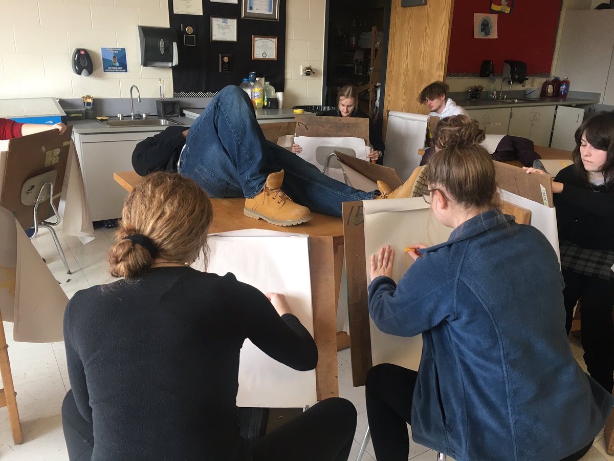 HBolensArtClass's tweet photo. Advanced/AP studio art students experience figure drawing from observation by modeling for each other! No erasing! Learning from our mistakes is an important lesson. #LSHSART #ATeachersImpact #myLSPS https://t.co/mHrg1UIvZw