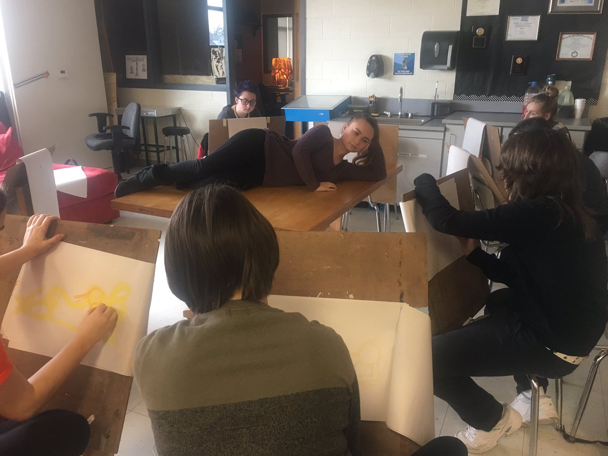 HBolensArtClass's tweet photo. Advanced/AP studio art students experience figure drawing from observation by modeling for each other! No erasing! Learning from our mistakes is an important lesson. #LSHSART #ATeachersImpact #myLSPS https://t.co/mHrg1UIvZw
