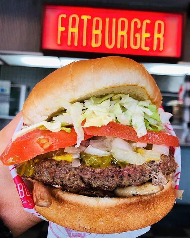 Fatburger's tweet photo. Veggie burger? Nah. ✋ @Iimpossiblefoods burger? HELL 👏 YES 👏
(photo: @vegoutlosangeles)
#fatburger #freshsince52 #impossiblefoods #impossibleburger #losangeleseats #veganlifestyle #vegansofig #fortheloveoffood #cheatonbeef #veganfriendly #vegetarianfood https://t.co/6RwTns10zC