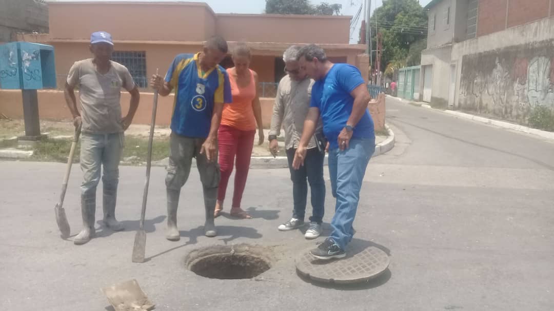AlcaldiaFla_'s tweet image. #19Mar Nos mantenemos trabajando de la mano de nuestro PUEBLO! Hemos comenzado I etapa de los trabajos de sustitución de tuberías de aguas servidas en la calle Carabobo de Santa Rita I y IV, para beneficiar a más de 700 familias linarenses @RMarcoTorres #PlanParaServiciosBásicos