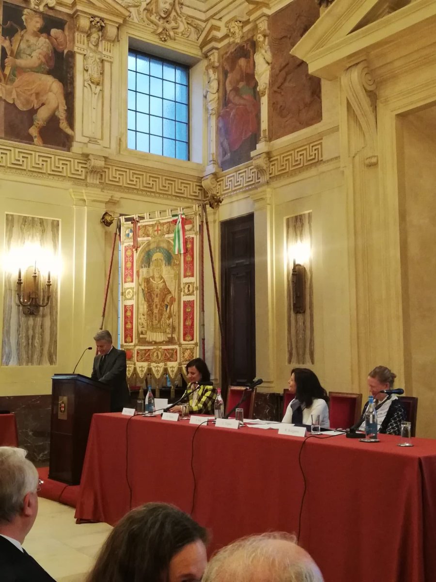 ValoreD's tweet photo. Siamo a #meritotalento2019 Apre i lavori Bruno Villani, Presidente @ALDAI_Mi: “in Europa 1 manager ogni 3 è donna. In Italia 1 su 5, dati eurostat. Eppure più donne conseguono la laurea. Questa disparità costa 88 miliardi all’Italia” https://t.co/tPAy8IGmot