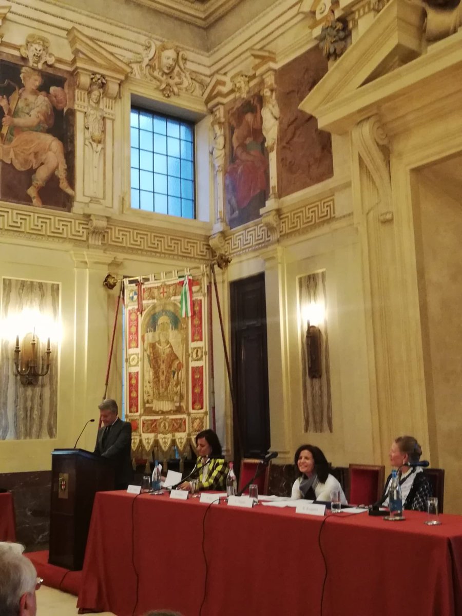 ValoreD's tweet photo. Siamo a #meritotalento2019 Apre i lavori Bruno Villani, Presidente @ALDAI_Mi: “in Europa 1 manager ogni 3 è donna. In Italia 1 su 5, dati eurostat. Eppure più donne conseguono la laurea. Questa disparità costa 88 miliardi all’Italia” https://t.co/tPAy8IGmot