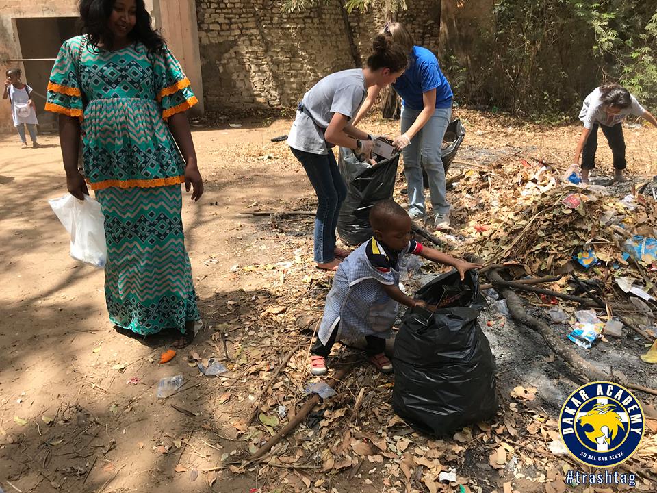 SAVE_DAKAR's tweet photo. Les élèves de Dakar Academy ont relevé le défi 
👌🇸🇳🙏🇸🇳❤👌👍🙏👏 🇸🇳🇸🇳🇸🇳🇸🇳🙏🙏🙏 Le challenge continue 🇸🇳🇸🇳🇸🇳🙏💪 Envoyez nous vos photos 😊  #Kebetu
 #trashtag #trashchallengesenegal #savedakar #cleanupchallenge https://t.co/gegSkZGWZk