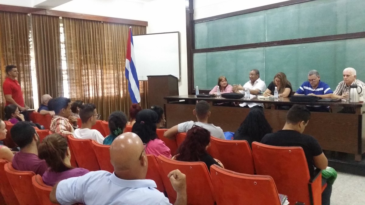 uclv_fce's tweet photo. Intercambio provechoso de estudiantes y profesores de la Fce con Jorge Cuevas, miembro del Secretariado del Comité Central del Partido sobre temas de interés económico. @osanamoleriop @UCLVCU #SomosCuba #VamosPorMás  @CubaMES @DiazCanelB #Hacemoscuba @feufceuclv https://t.co/8taLokbRXF