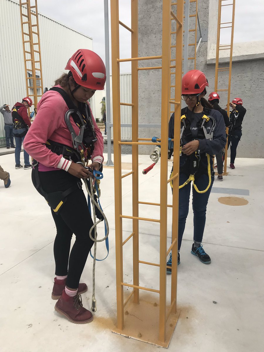 utldurango's tweet photo. #TrabajosEnAlturas 2a. Sesión En #UTLD nos adelantamos a las necesidades de la Industria #aWorldOfOpportunities #Durango @AispuroDurango @SEED_Dgo #Durango #Coahulia #Lerdo #GómezPalacio #Torreon #Caterpillar #JohnDeere #Lala #ENEL #Climbex @IndPenoles https://t.co/sgSzl3Okaq