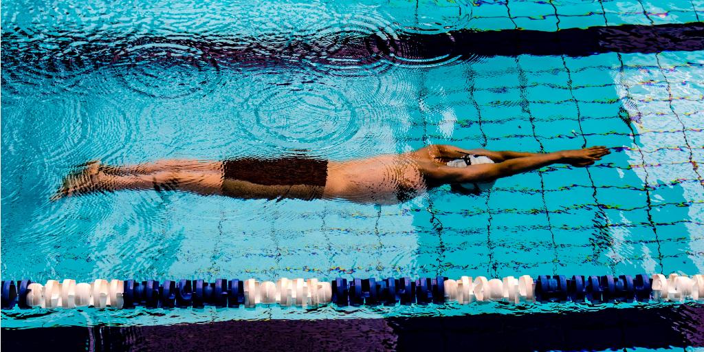 ClinicaCEMTRO's tweet photo. 🏊‍♂️ La actividad en la #piscina ayuda a "estimular la formación de hueso tras una fractura". El Dr. @tomasfernandezj habla con @CuidatePlus sobre #natación y ejercicio en la piscina para recuperarse de una #lesión 👉 https://t.co/7PHpObVRxW https://t.co/gtBk3KicU5