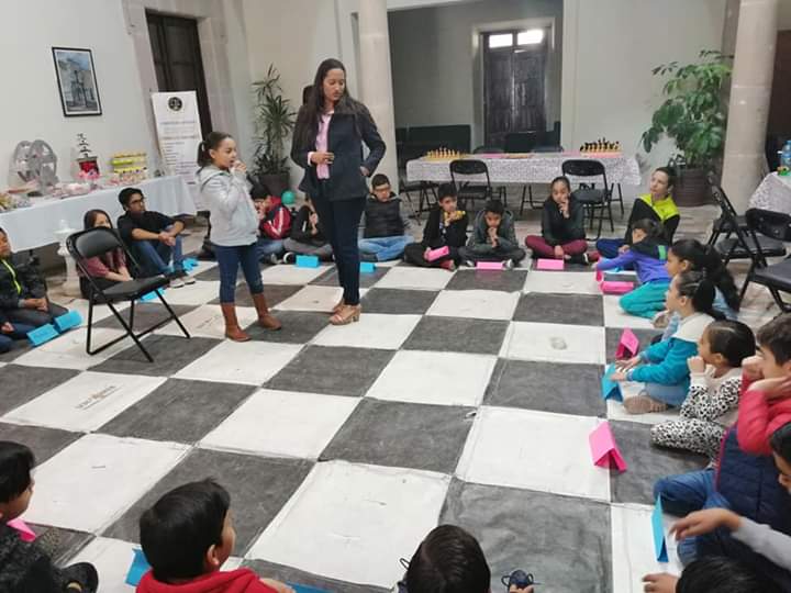 karlaSolisluna's tweet photo. Un gusto iniciar el taller de ajedrez como herramienta en la vida con el Colegio de Abogados A C Durango, agradezco la confianza al presidente @GustavoGamero4. @VIRAL_MX @PoderFemeninoDg @ajedrezdurango1 @yoladelatorre @LauraEEstrada @herreraduenweg @FcoJavier_Glez @AmadorAaron https://t.co/xLubrKf5vh
