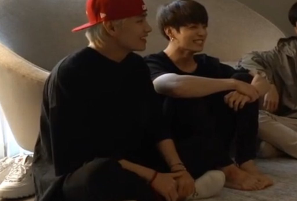 When I say LOVE IS MUTUAL, I didn’t mean this! I swear I raised them with their shoes onHdksljdjdkks #vkook  #kookv  #taekook 