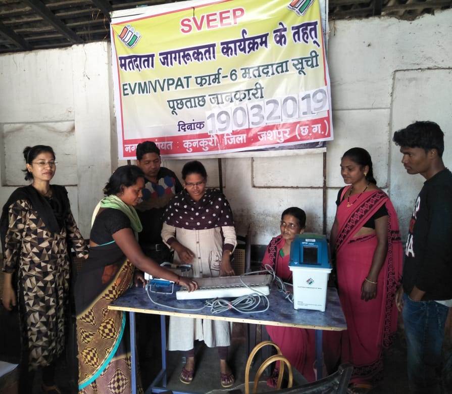 sareenraj09's tweet photo. @JashpurDist के मतदाताओं को EVM एवं VVPAT के माध्यम से मतदान करने के तरीके की जानकारी देने के लिए गांव-गांव में #EVM की पाठशाला में ग्रामीणों को जानकारी दे कर जागरूक किया जा रहा है @ChhattisgarhCMO @CEOChhattisgarh @EACgov @NileshKumar_IAS https://t.co/et8gIcJhHe