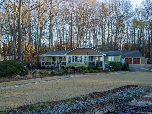 k8elynne7's tweet photo. If you've been holding out for the perfect home, look no further. #homesweethome #newhome  https://t.co/OUdqH227H5 https://t.co/GfqdwL9lvg