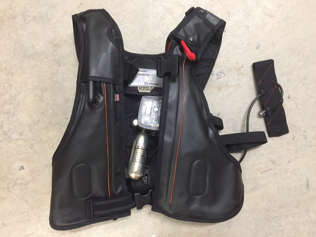 FreediveWire's tweet photo. Freediving safety: Freedive Recovery vest review https://t.co/gSLtftwnSb https://t.co/4U3nHBsMeu