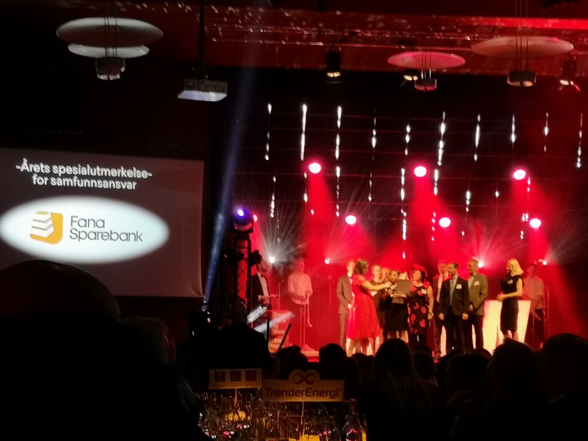 Gratulerer til @fanasparebank for prisen som årets bedrift <a href="/GPTW_NO/">Great Place to Work</a> i kategorien samfunnsansvar. Ryktene sier at de kjører rundt i elbil og lærer eldre nettbank. Og lærer ungdommen personlig økonomi. Veldig bra! #norgesbestearbeidsplasser