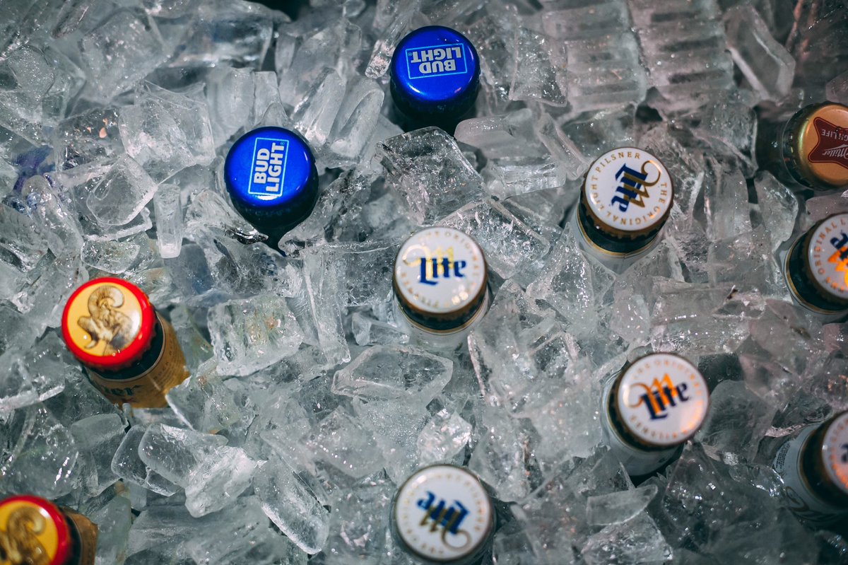 CarliCo_Cafe's tweet photo. FROM THE LOUNGE 

Come and take a break and crack open a cold beer of your choice today at Carli Co! #CarliCoCafe https://t.co/GFYlOw2Ban