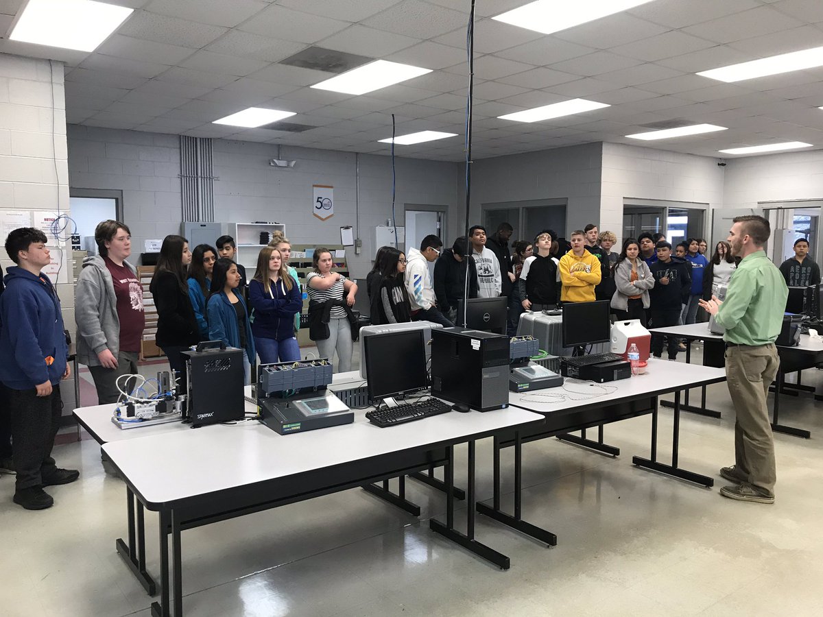 MorristownTCAT's tweet photo. Thanks for visiting, Lincoln Heights Middle School 8th graders! Digging that shirt, Principal Ely! #tcatmorristown #techeducation https://t.co/dCmjIQyIES