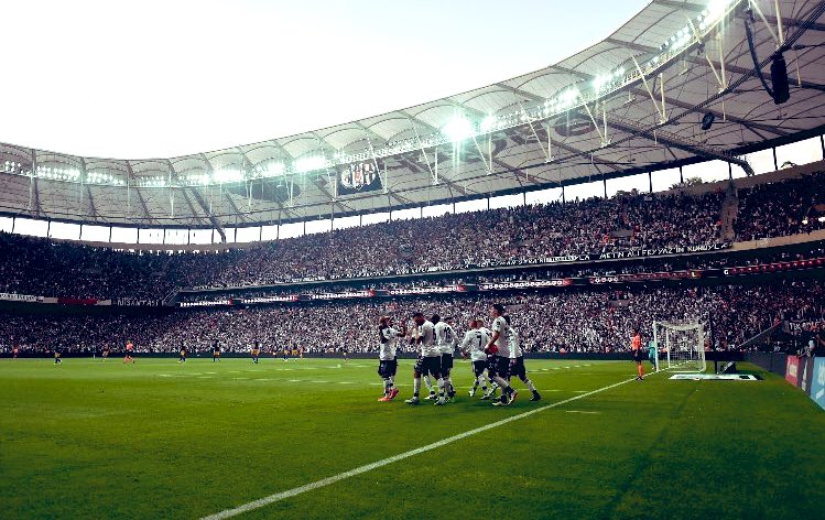 ⚫️Balkan Savaşı’ndaki 340 bin şehit için rengini siyah beyaz yapan,

⚪️1952’de Milli Takım yerine maça çıkıp, formasına ay yıldızı takan, 

⚫️Şeref Bey’i, Baba Hakkı’sı  Süleyman Seba’sıyla, 

⚪️Türk sporunun ulu çınarı, İstanbul’un en eski büyüğü Beşiktaş, 116 yaşında.