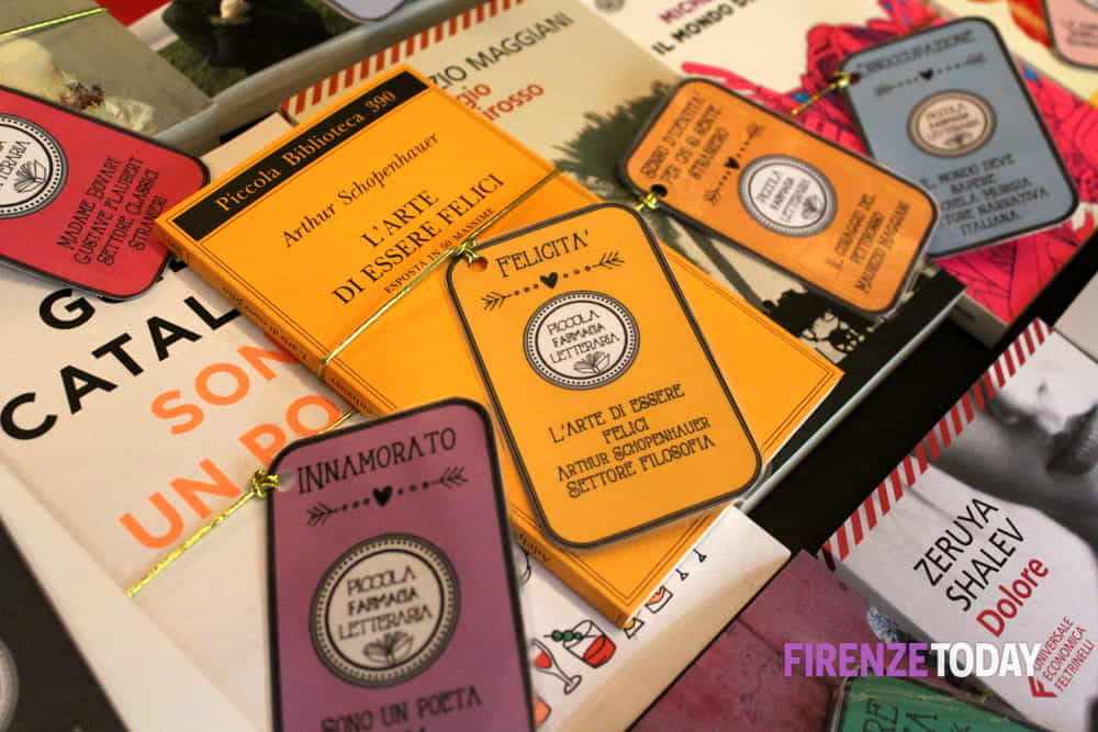 literlandweb1's tweet photo. Existe una librería en Florencia que se define como Farmacia Literaria. Clasifica los libros por estados de ánimo de los lectores, y adjunta una original etiqueta sobre el tratamiento, la dosis y los efectos secundarios. Qué maravilla descubrir que cada día puedes descubrir más. https://t.co/zSTVFFGBaS