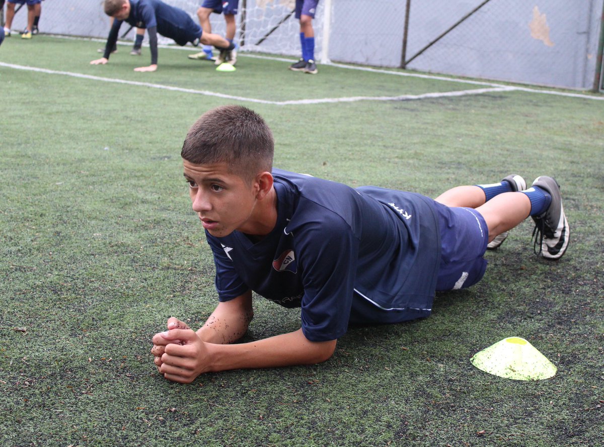 CanteradelTrico's tweet photo. #EntrenamientoTricolor🔴⚪🔵
📸¡Los jugadores de la #catSub15 listos para el juego ante el equipo #Solense
#VamosNacional⚽️🙋🏻♂️ https://t.co/y4k6yulzs2