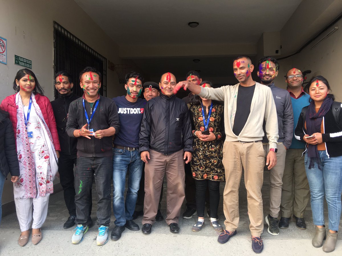 sushilbaral's tweet photo. कार्यथलोमा सहकर्मी साथीहरू संग फागु (होली) को अबसरमा रंङ्गहरूले रंङ्गिनुको रमाइलो  अर्कै - एक मिठो क्षण #होली #फागु #HappyHoli2019 #एक_बटुवा https://t.co/cUygkszZ6l