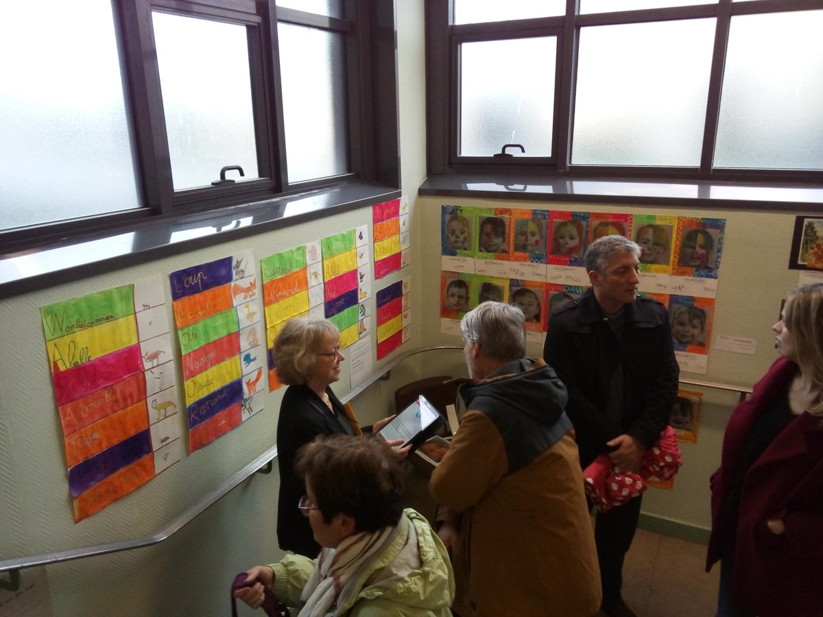 DSDEN_35's tweet photo. 🎨Superbe vernissage pour cette 3ème édition de #Dismoidixmots !
Élèves, parents &amp; enseignants ont déambulé ensemble au sein d'une exposition riche en surprises.

Un grand 👏aux 800 élèves d’Ille-et-Vilaine pour leur participation à cette belle expo (visible jusqu'au 06/4/2019!) https://t.co/WvSbRzWh0f