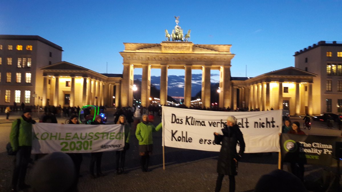 #Klimamahnwache auf dem Pariser Platz #Berlin 'Wir SIND die Natur - auch im Lobbyland Deutschland' 
#Klimakrise #Kohleausstieg #FridaysForFuture #PlanetareGrenzen