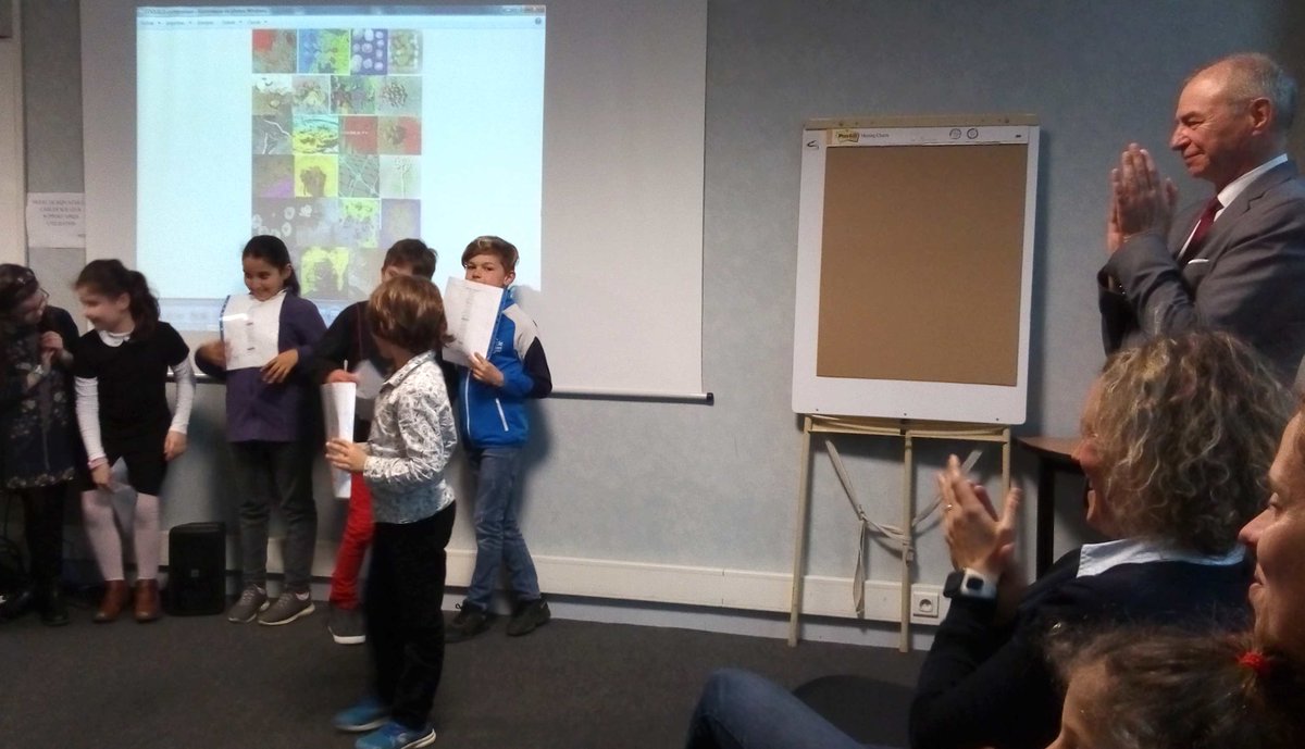 DSDEN_35's tweet photo. 🎨Superbe vernissage pour cette 3ème édition de #Dismoidixmots !
Élèves, parents &amp; enseignants ont déambulé ensemble au sein d'une exposition riche en surprises.

Un grand 👏aux 800 élèves d’Ille-et-Vilaine pour leur participation à cette belle expo (visible jusqu'au 06/4/2019!) https://t.co/WvSbRzWh0f