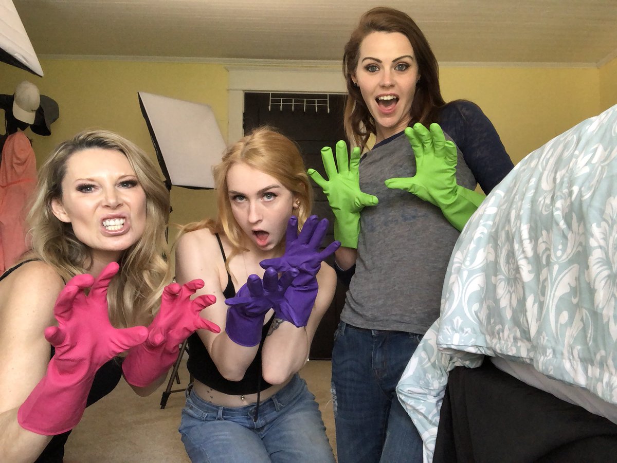 kodyevans21's tweet photo. We always have fun on our work days... @SavanahCostello and @footprincessMN rocking some gloves...#gloves #glovefetish #kitchengloves ! https://t.co/qpb4rOpo4v