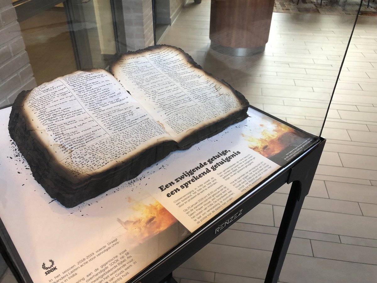 Bijbel uit verbrande kerk in India geopend bij Jesaja 55. Vs 11 herinnert aan Lutherlied: Gods Woord houdt stand in eeuwigheid, al wordt goed en bloed afgenomen. Nu als aandenken in hal <a href="/refdag/">RD.nl</a> na actie steundel.nl voor @_SDOK. Indrukwekkend! rd.nl/vandaag/binnen…