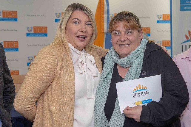 luisvazquez_tdf's tweet photo. Nuestra gobernadora @RosanaBertone entregó 46 nuevos subsidios del programa “Llegó el Gas” llegando así a las 527 familias que gozarán de este #Derecho en toda la #Provincia.
#SolucionesDefinitivas #ElGasEsUnDerecho #TDF https://t.co/XeukkCGL6I