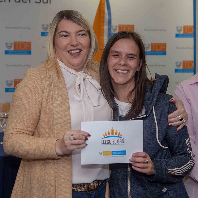luisvazquez_tdf's tweet photo. Nuestra gobernadora @RosanaBertone entregó 46 nuevos subsidios del programa “Llegó el Gas” llegando así a las 527 familias que gozarán de este #Derecho en toda la #Provincia.
#SolucionesDefinitivas #ElGasEsUnDerecho #TDF https://t.co/XeukkCGL6I