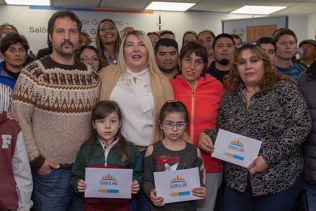 luisvazquez_tdf's tweet photo. Nuestra gobernadora @RosanaBertone entregó 46 nuevos subsidios del programa “Llegó el Gas” llegando así a las 527 familias que gozarán de este #Derecho en toda la #Provincia.
#SolucionesDefinitivas #ElGasEsUnDerecho #TDF https://t.co/XeukkCGL6I