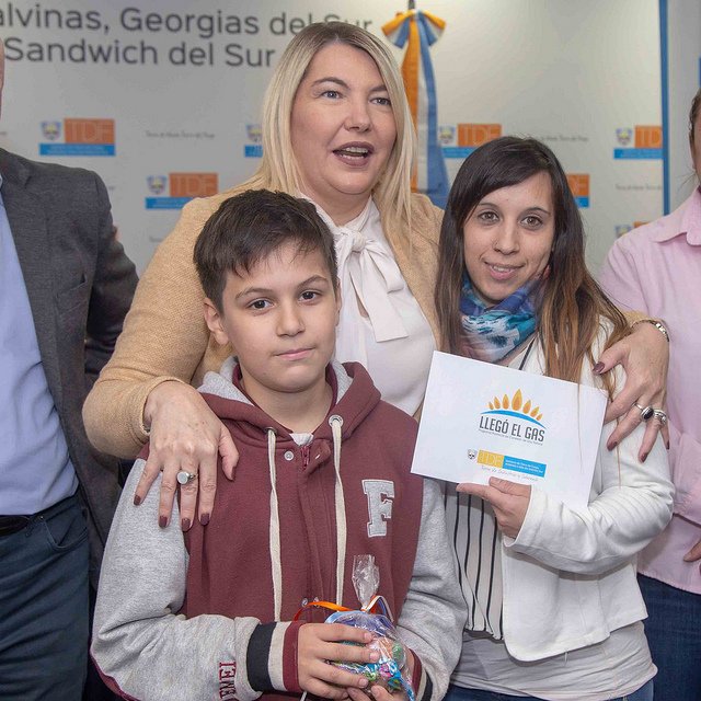 luisvazquez_tdf's tweet photo. Nuestra gobernadora @RosanaBertone entregó 46 nuevos subsidios del programa “Llegó el Gas” llegando así a las 527 familias que gozarán de este #Derecho en toda la #Provincia.
#SolucionesDefinitivas #ElGasEsUnDerecho #TDF https://t.co/XeukkCGL6I