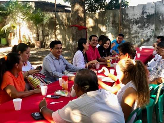 MTEstatalColima's tweet photo. Nuestro Dirigente Estatal del MT como también Delegado en el Mpio. de Armería, el Lic. Juan Carlos Pinto, junto con la Dirigencia del @PRI_Colima y Municipal se reunieron con la estructura priista donde se intercambiaron puntos de vista para fortalecer el trabajo en el municipio. https://t.co/XN1cW8bHmQ