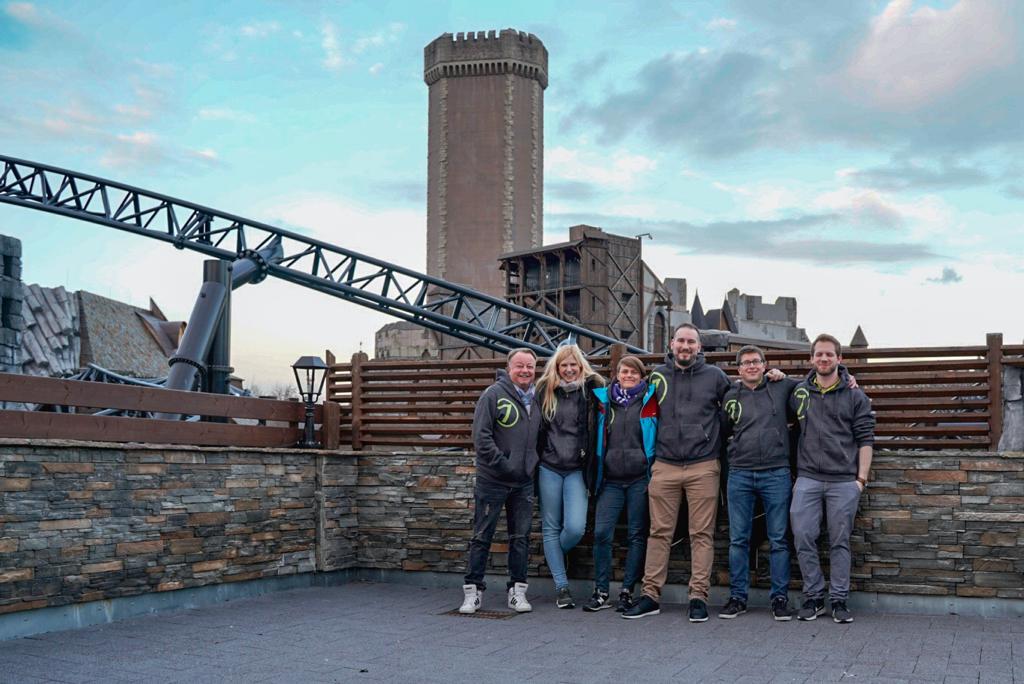 Michaaa_Hahn's tweet photo. Schöner Ausklang für den 1. Messetag. Jetzt die hungrigen Mäuler stopfen und Achterbahn fahren. Danke für das tolle Foto, @LegendaryEnno @virtual7 #openlab #javaland https://t.co/wXtIxUv7QV
