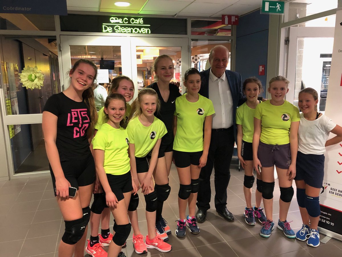 OeiJacques's tweet photo. Met de meisjes van #HEBO de beste ploeg van #Herzele @ccsteenoven #Handelsgids https://t.co/poenHEgafv