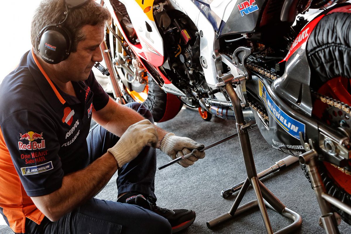 CabalRepsol's tweet photo. Quieres saber como se arma una moto GP. Aquí te lo mostramos: https://t.co/kb4frwzsDV #MotoGP #Repsol #HondaRepsol #BoxRepsol #Moto #FelizMartes #RepsolChile @CabalRepsol https://t.co/orBvmdAyVr