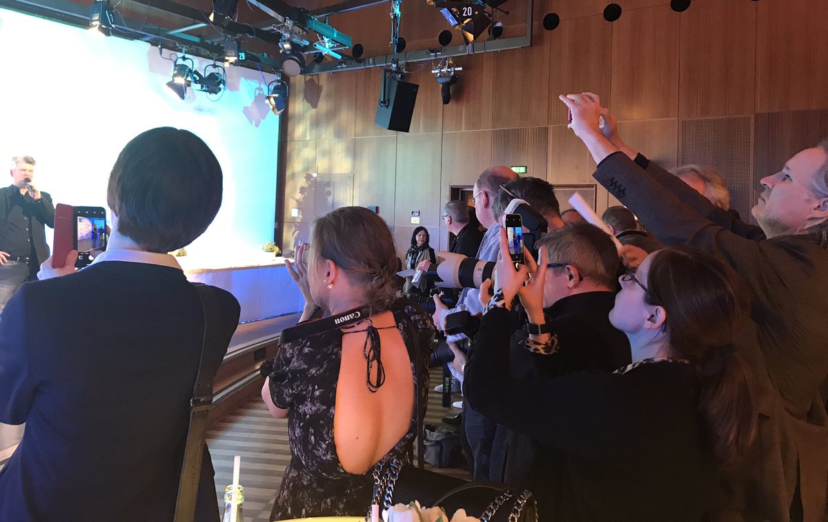 Blitzlichtgewitter bei der Verlegerehrung kurz vor der Gala zum Deutschen #Hörbuchpreis 📸
#dhp2019