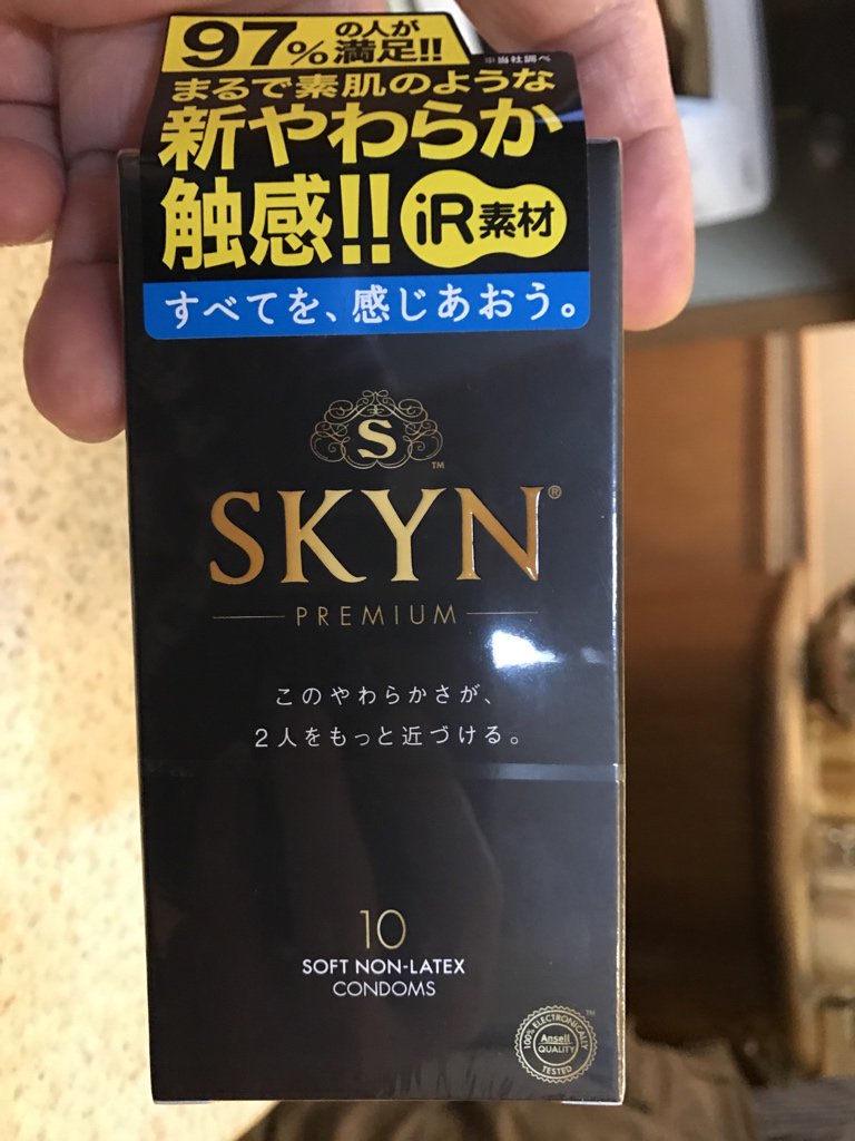 inokumatorazou's tweet photo. 前立王や獣躙王、覇快王を使う時に、不二ラテックスみたいな柔らか系コンドームの内側にもラブオイルをつけて被せて使うと、ほとんど生チン感覚でケツが痛くならずに長時間楽しめます。

コンドームを取り出したら、くぼみにラブオイルを垂らしてから被せると、簡単ですよ。 https://t.co/4qQJeAybpb