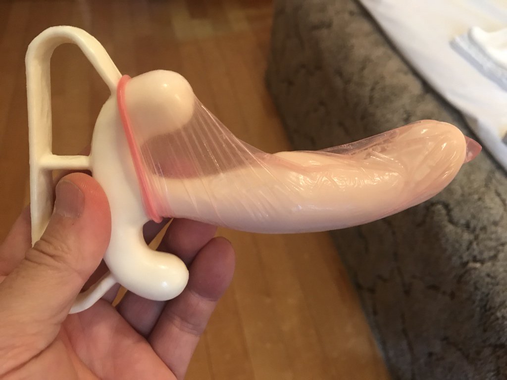 inokumatorazou's tweet photo. 前立王や獣躙王、覇快王を使う時に、不二ラテックスみたいな柔らか系コンドームの内側にもラブオイルをつけて被せて使うと、ほとんど生チン感覚でケツが痛くならずに長時間楽しめます。

コンドームを取り出したら、くぼみにラブオイルを垂らしてから被せると、簡単ですよ。 https://t.co/4qQJeAybpb